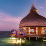 Salle à manger élevée avec dômes privés sur les Maldives