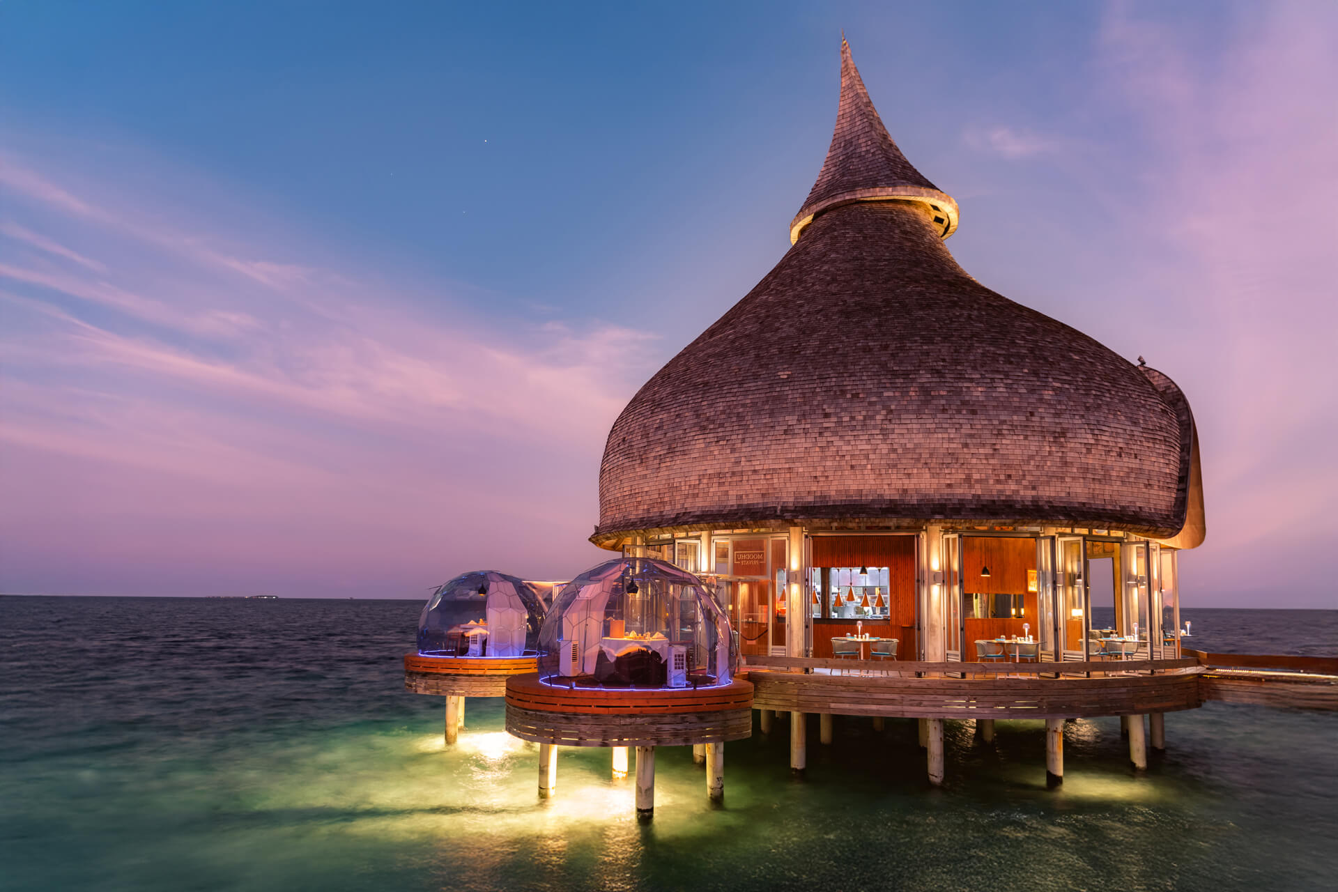 Salle à manger élevée avec dômes privés sur les Maldives