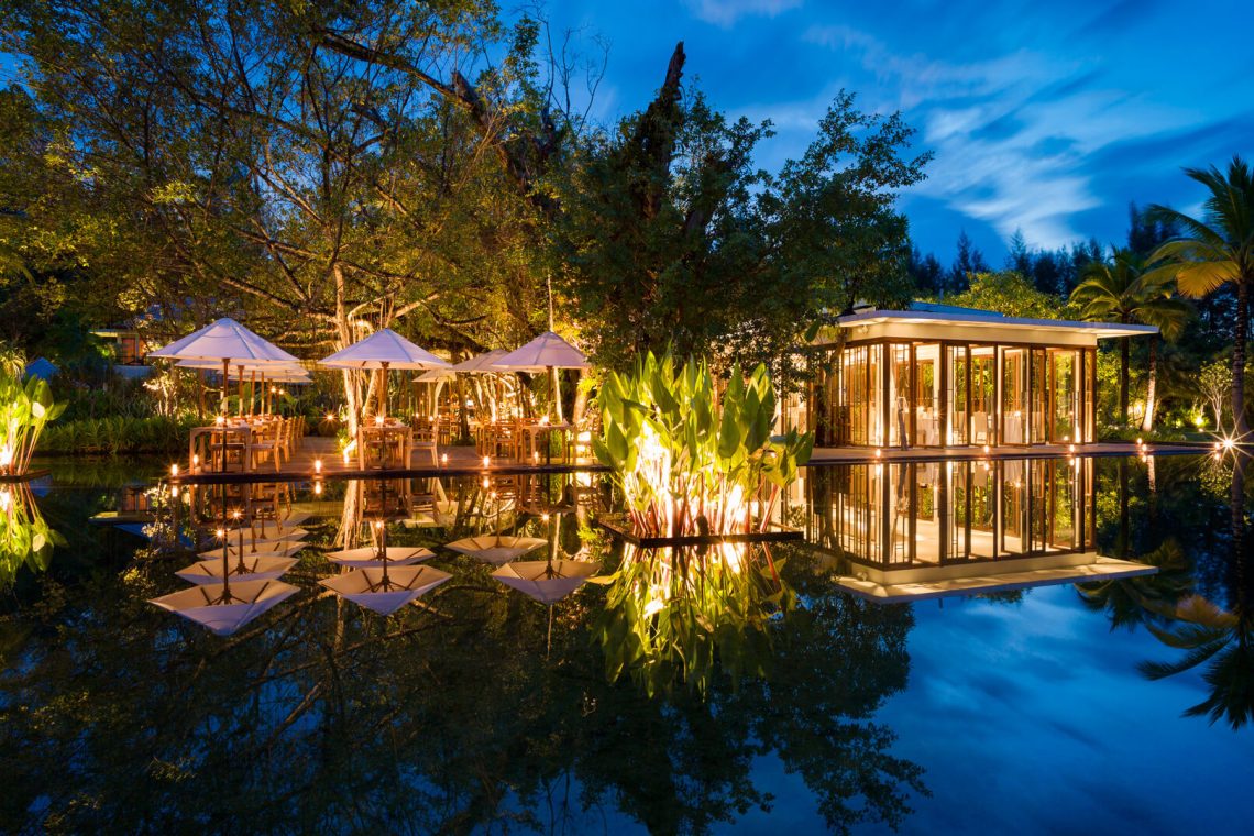 Contraste des entreprises de la Thaïlande: des salles de conférence de Bangkok au bonheur en bord de mer