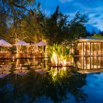 Contraste des entreprises de la Thaïlande: des salles de conférence de Bangkok au bonheur en bord de mer