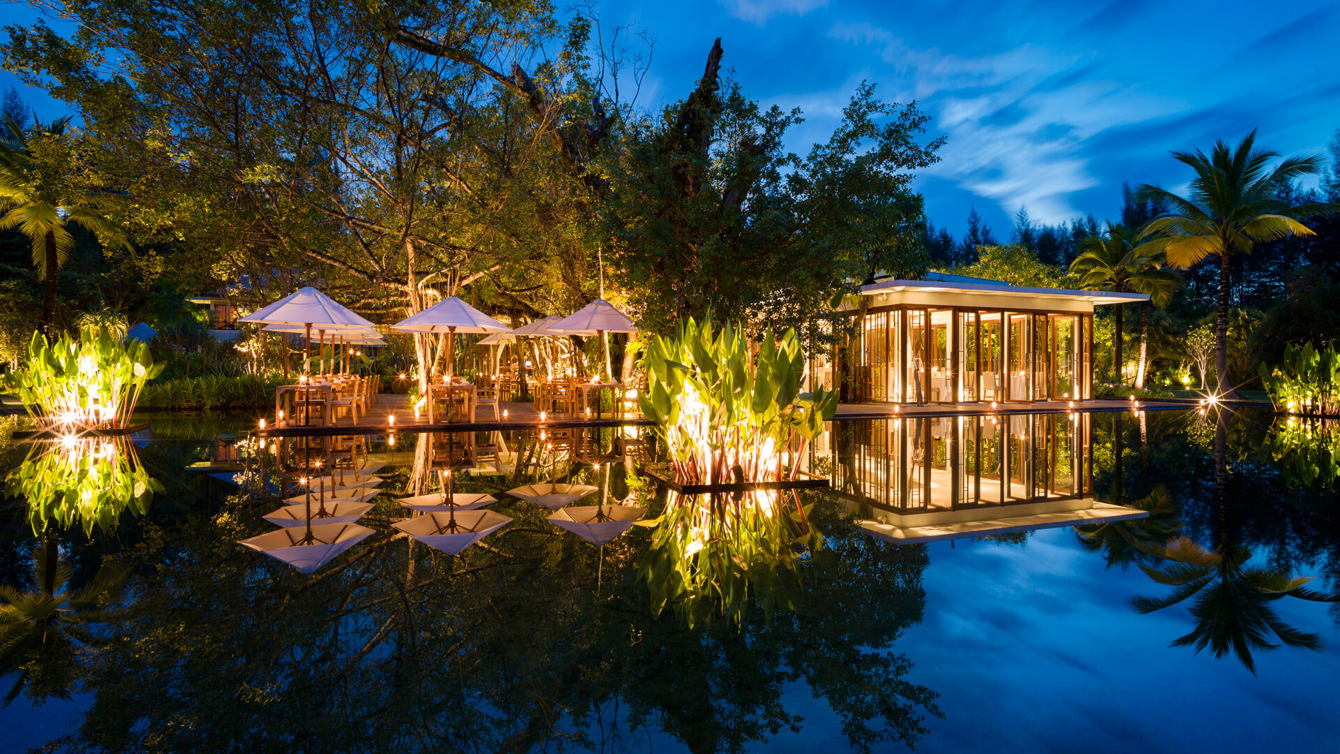 Contraste des entreprises de la Thaïlande: des salles de conférence de Bangkok au bonheur en bord de mer