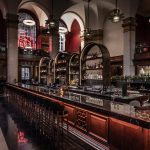 Cat chanceux Manchester: le talent artistique asiatique rencontre la grandeur britannique