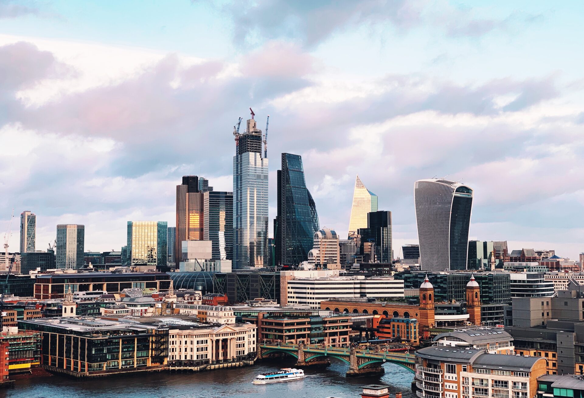 Microsoft investit 30 milliards de dollars pour stimuler l'infrastructure d'IA britannique