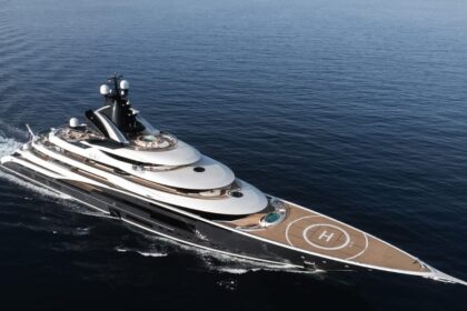 À bord de l'icône de la charte de 122 mètres de Lürssen