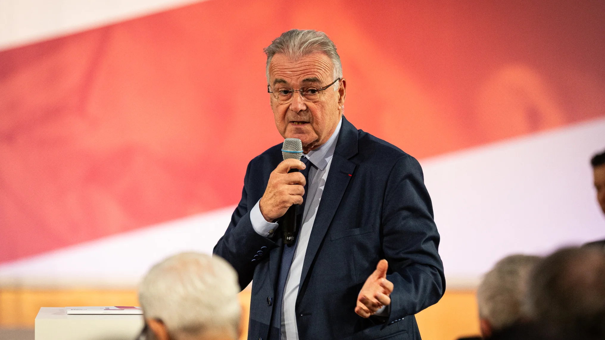 Artisan dirigeant dans son atelier préparant la transmission de son entreprise avec le pacte Dutreil