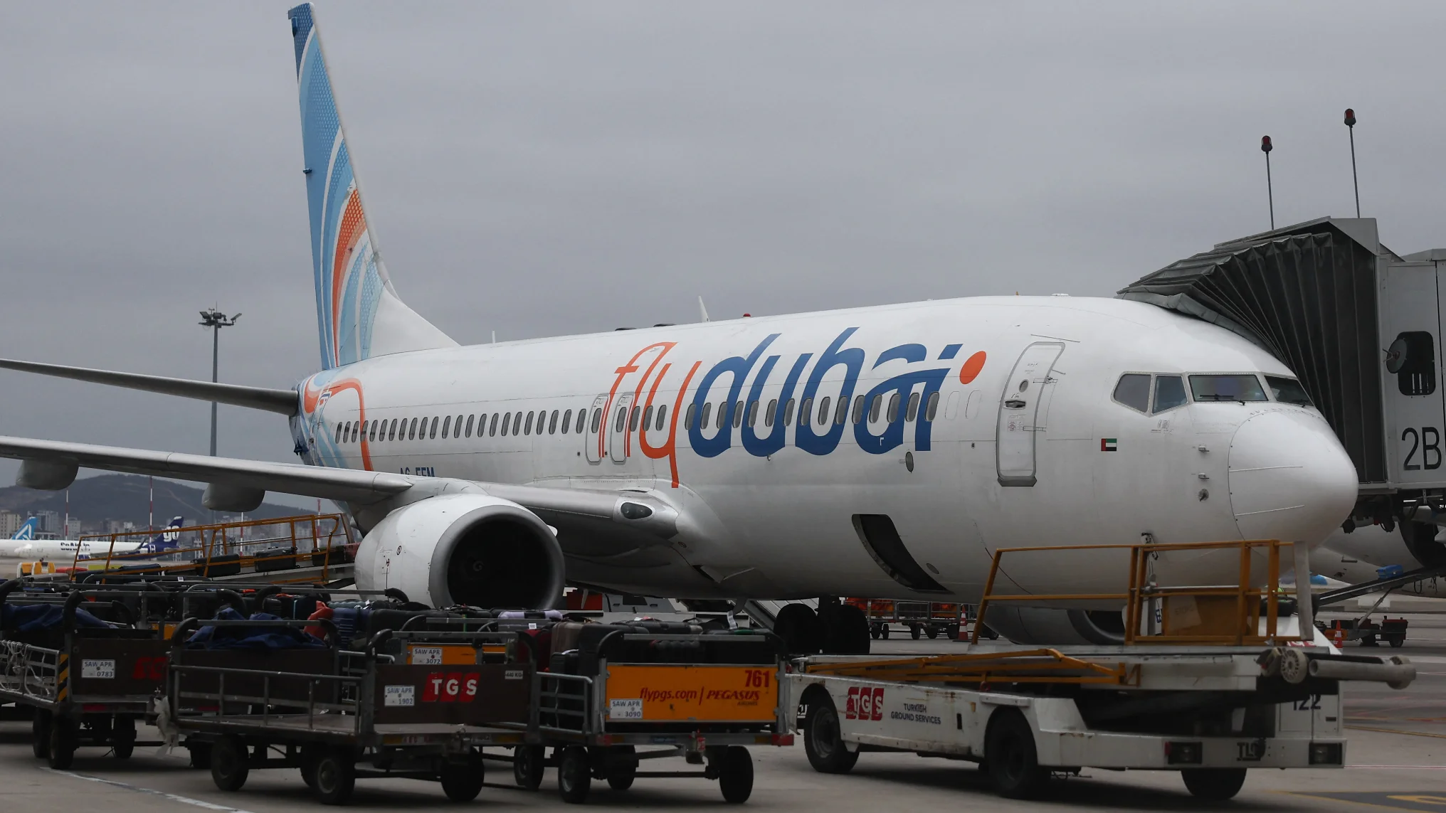 Avion de ligne Flydubai sur le tarmac, illustration de la menace interne en entreprise et des postes à pouvoir critique