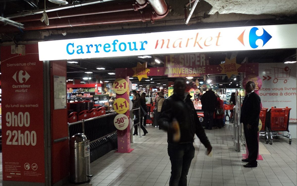 Façade d'un magasin Carrefour Market à Paris