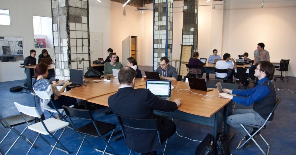 Un espace de coworking avec des postes de travail partagés.