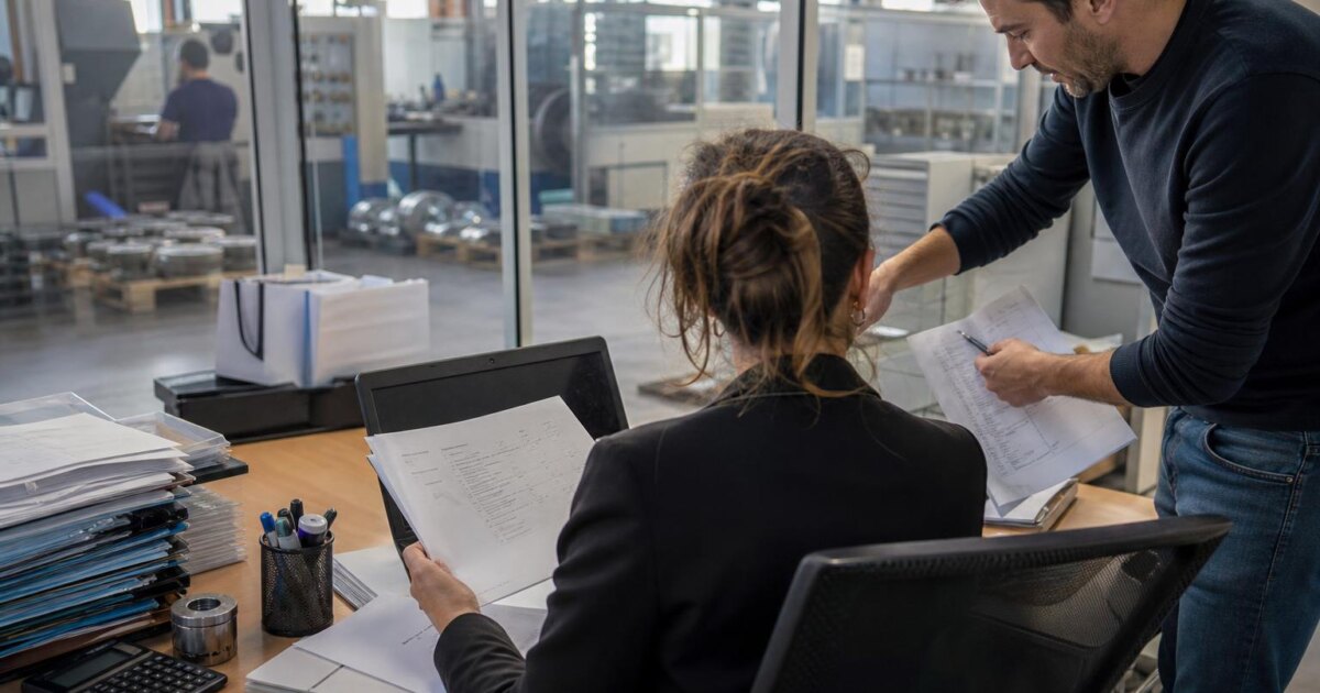 Dirigeant de PME consultant une facture électronique sur son ordinateur pour suivre la trésorerie de son entreprise