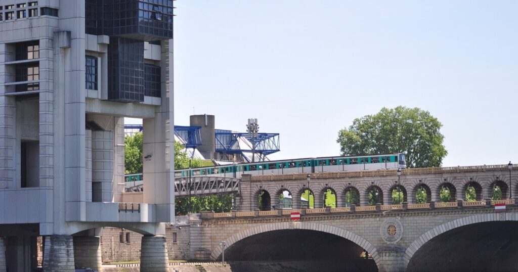 Le bâtiment du ministère de l'Économie et des Finances à Bercy, à Paris, où ont été réunis fédérations, banques et assureurs le 19 octobre 2026.