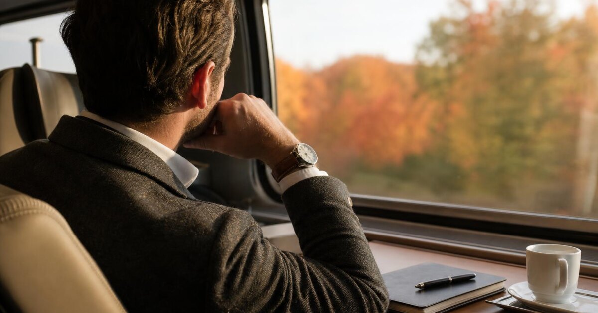Montre homme moins de 10000 euros en acier au poignet d'un dirigeant, manchette de chemise et bracelet cuir d'automne